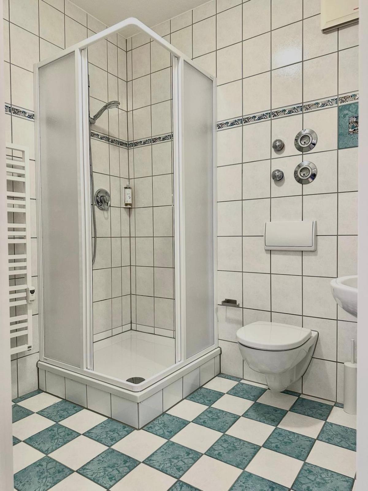 Raha Apartments - Modernes Studio-Apartment - Hbf - Gratis Parkplatz Erfurt Exteriör bild