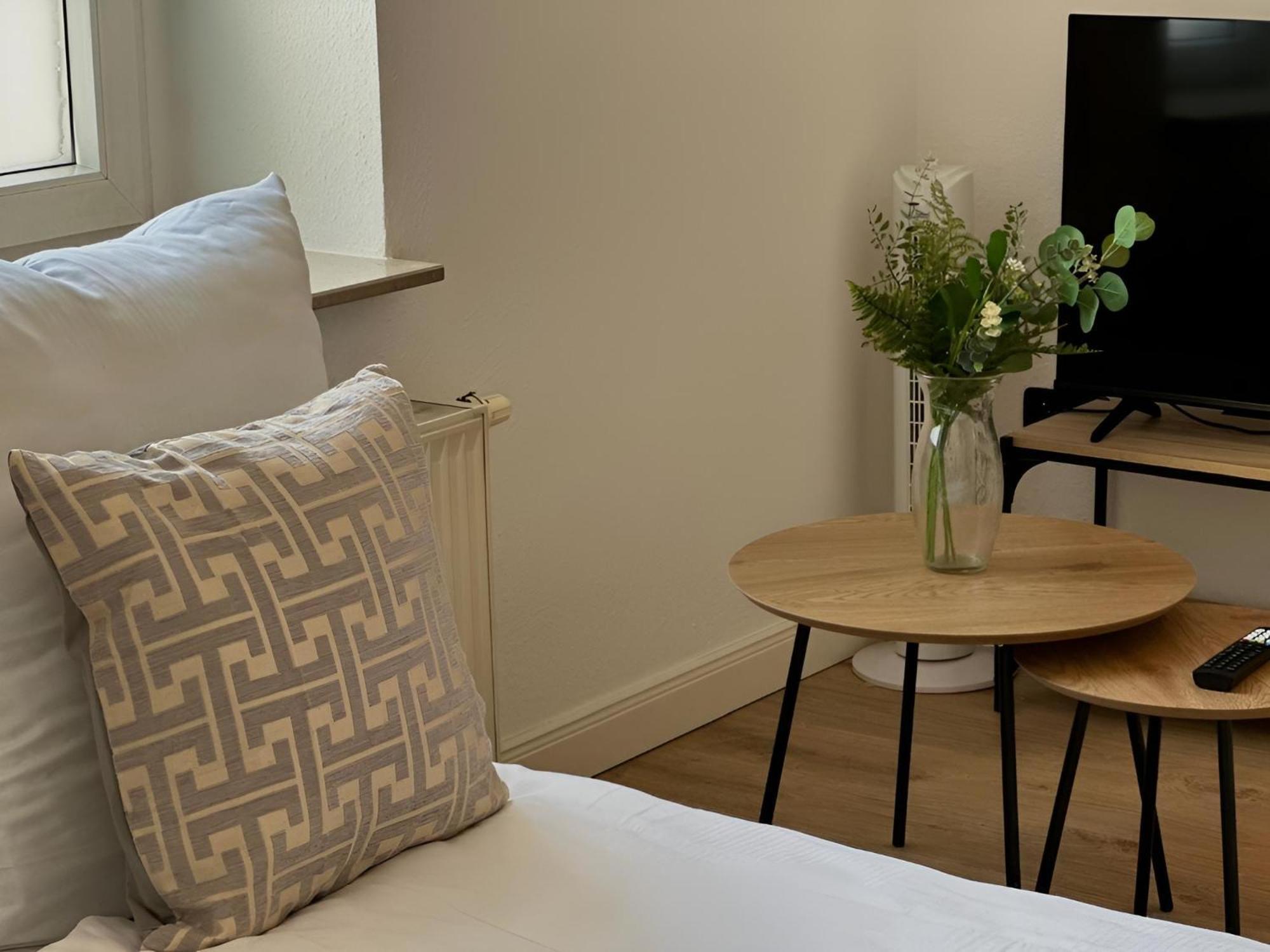 Raha Apartments - Modernes Studio-Apartment - Hbf - Gratis Parkplatz Erfurt Exteriör bild